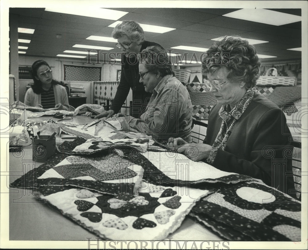 1982 Press Photo Women in quilting class in Texas - hca49597 - Historic Images