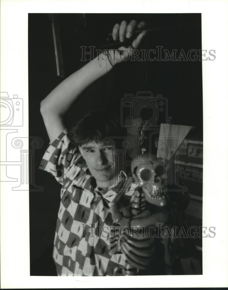 1991 Press Photo Puppeteer Jonathan McClure with skeleton marionette - hca50024- Historic Images