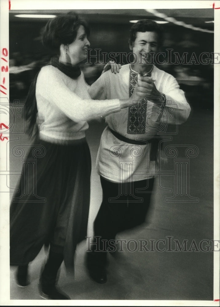 1985 Press Photo Couple in Russian Togs Dances at Polish House, Houston, Texas- Historic Images