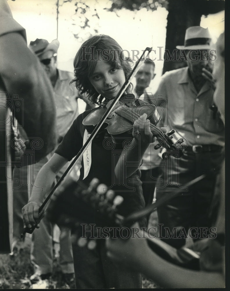 1972 Press Photo Young Fiddler Accompanied by Guitar at Old Fiddlers Festival- Historic Images