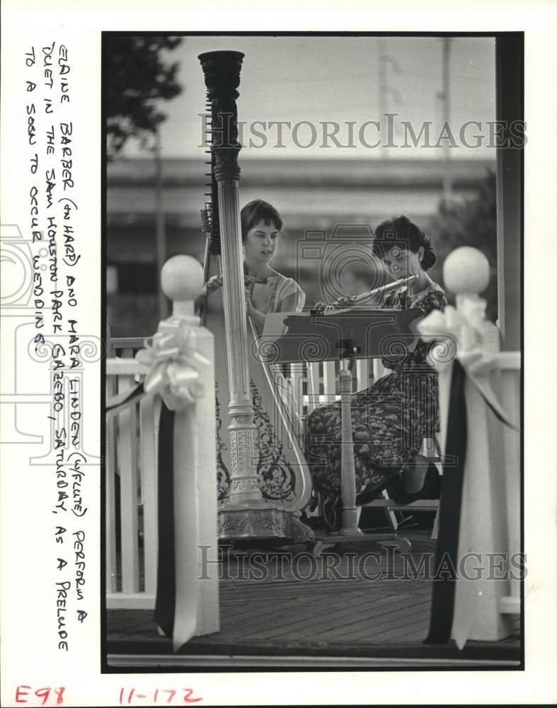 1984 Press Photo Elaine Barber &amp; Mara Linden play in Sam Houston Park gazebo- Historic Images