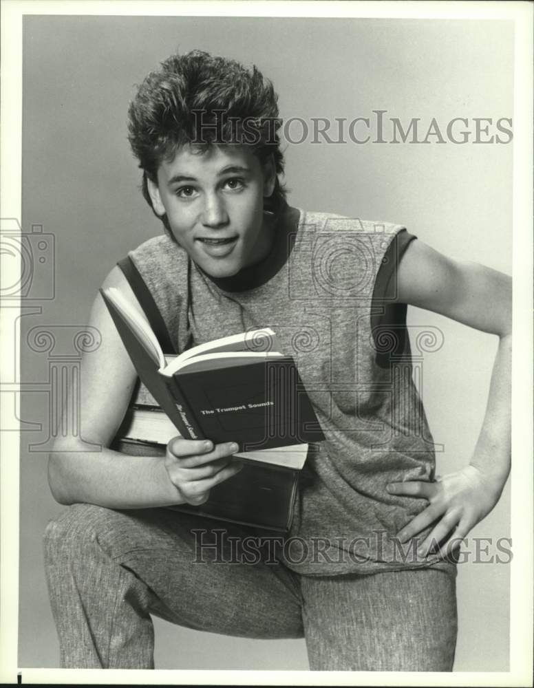 1987 Press Photo Corey Haim stars as Matthew Wiggins in NBC-TV&#39;s &quot;Roomies&quot;- Historic Images