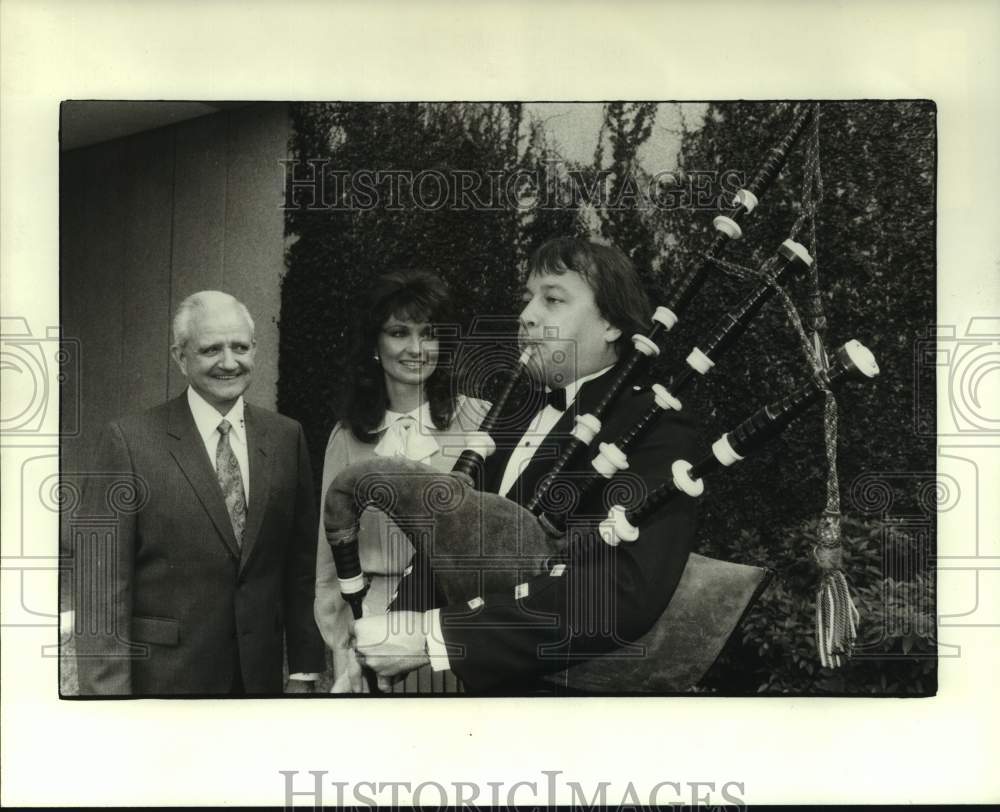 1986 Press Photo Lars Sloan plays bagpipes at the Scottish Heritage Foundation- Historic Images