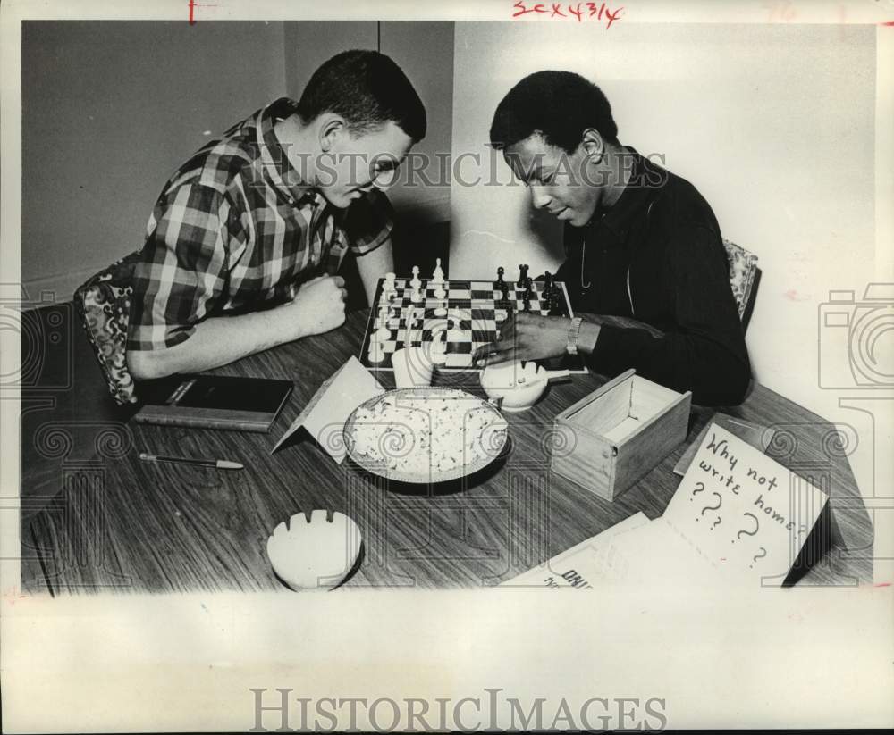 1969 Press Photo Marvin Lee,David Gilbert at Seamen&#39;s Center in Houston, Texas - Historic Images