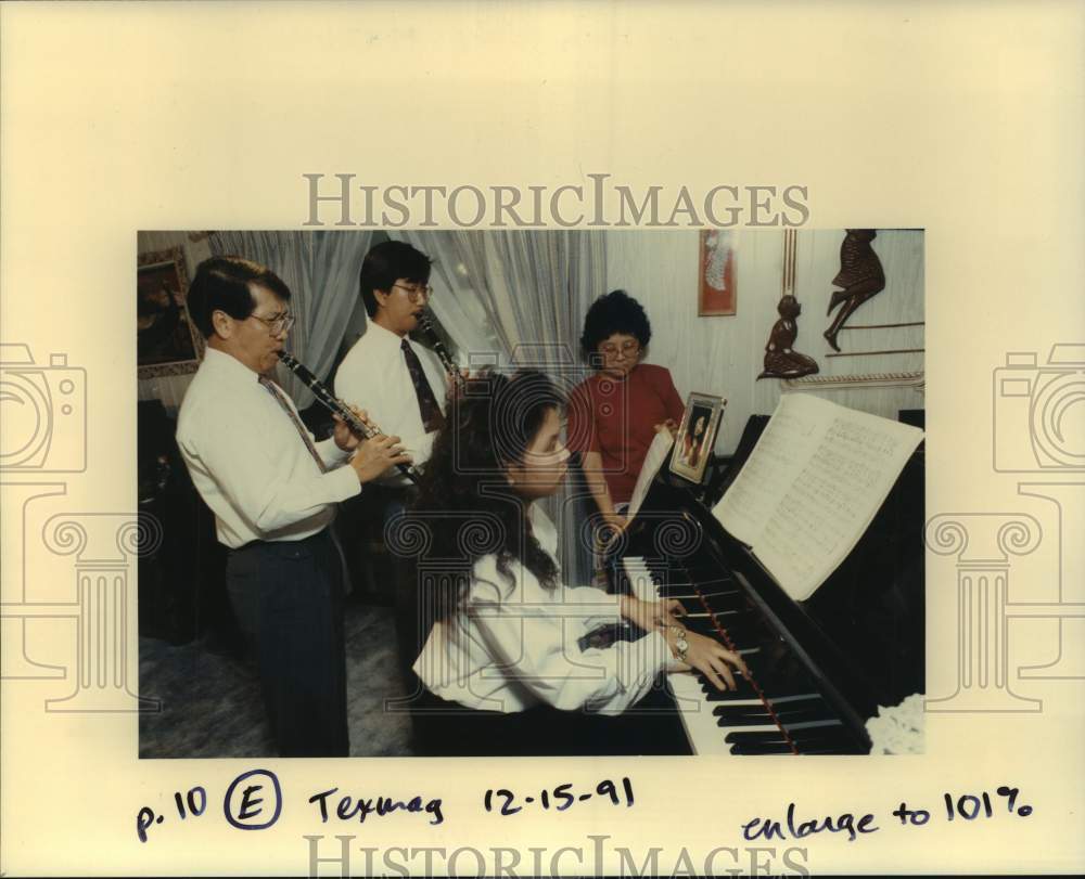 1991 Press Photo Benjamin Bunag and family play music together in Keene- Historic Images