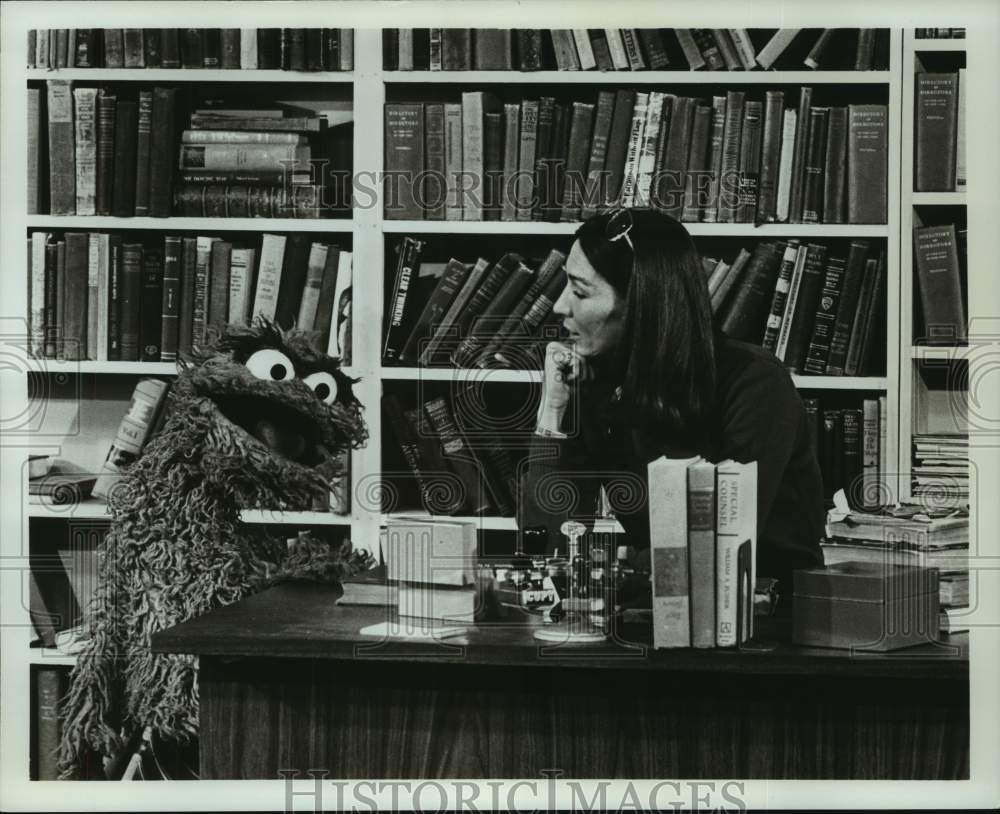 1978 Press Photo Oscar the Grouch meets librarian on Sesame Street, PBS show- Historic Images