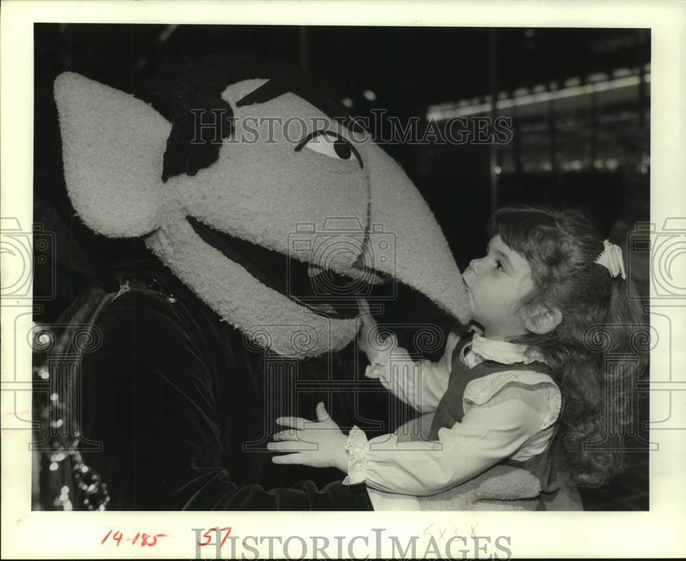 1985 Press Photo Jennifer Rotella meets The Count, Sesame Street character- Historic Images