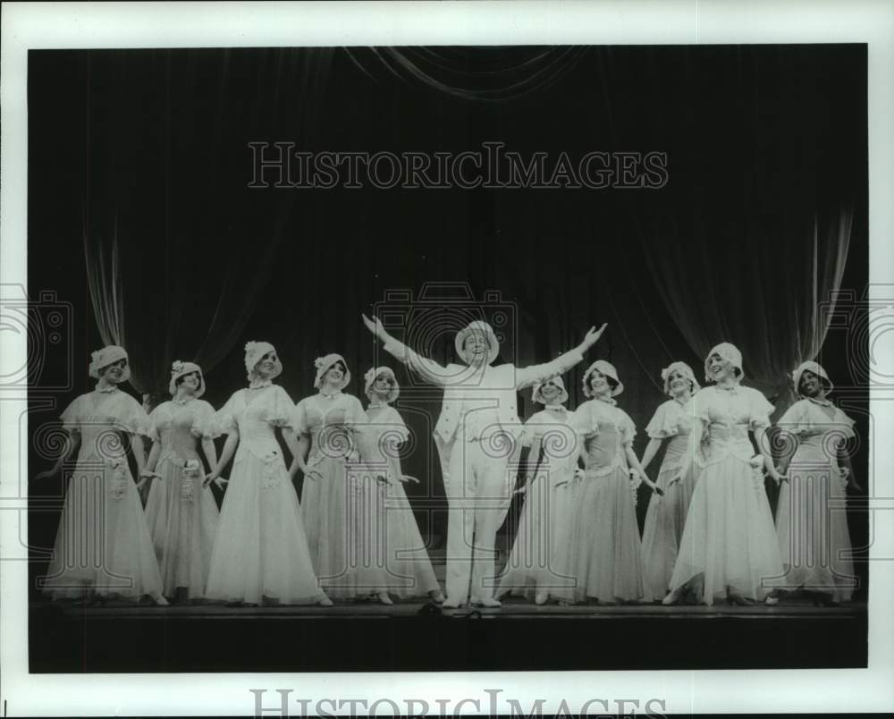 1987 Press Photo Campbell Martin and girls dance on stage &quot;Singing In the Rain&quot;- Historic Images