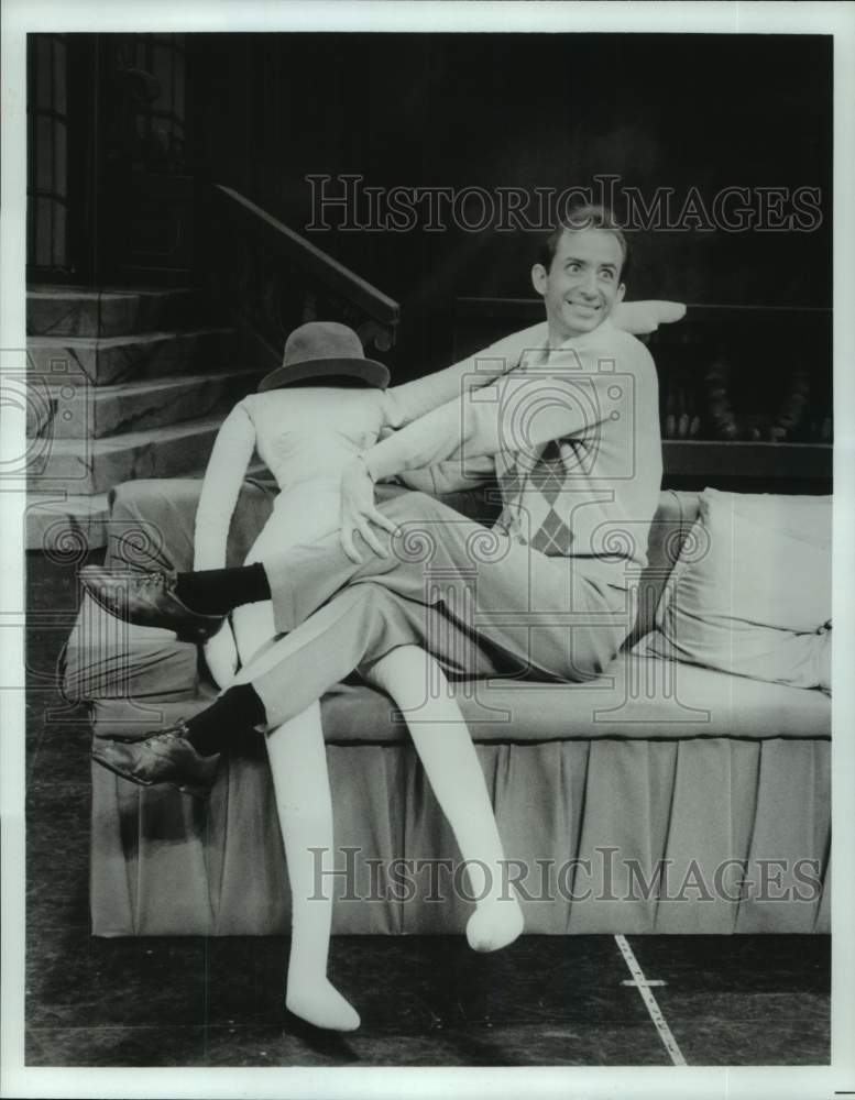 1987 Press Photo Brad Moranz as Cosmo Brown sings &quot;Make &#39;Em Laugh&quot; - hca53099- Historic Images