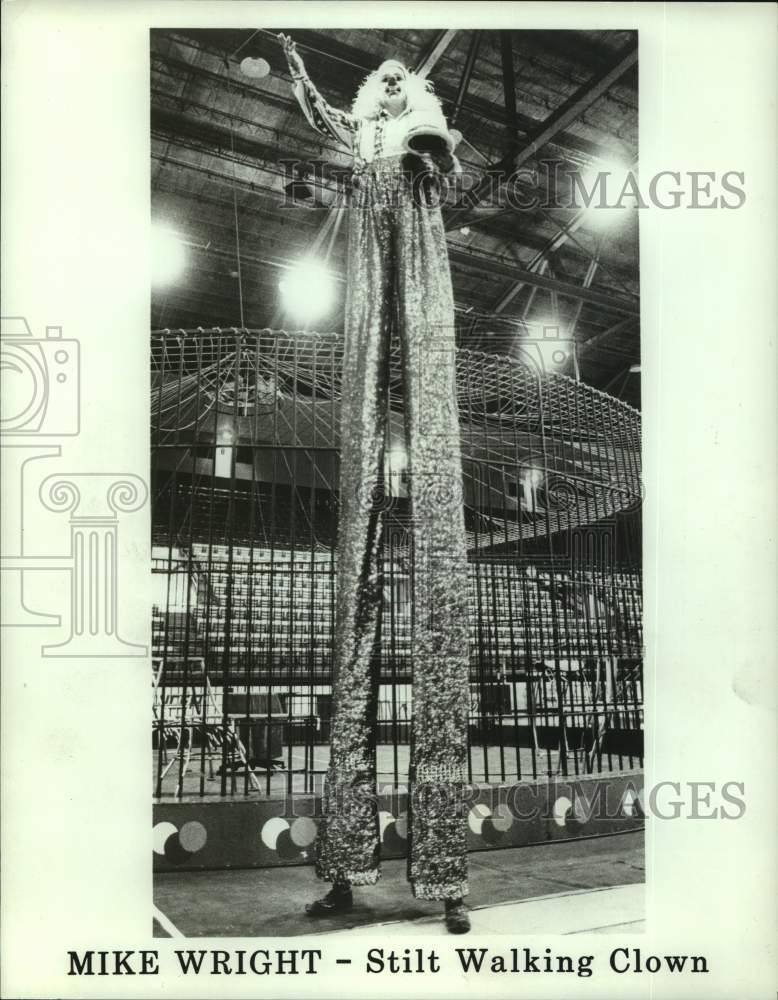 1987 Press Photo Shrine Circus stilt walker Mike Wright at the Astroarena- Historic Images