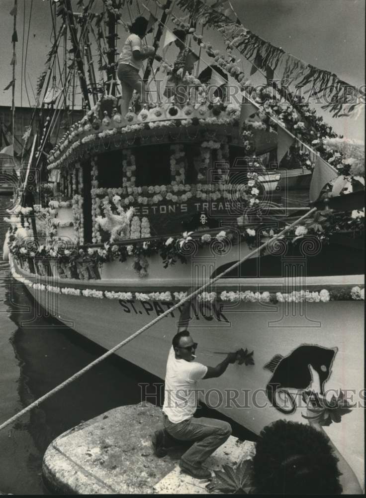 1964 Press Photo W. Macaluso pins a flower on the St. Patrick in Texas - Historic Images