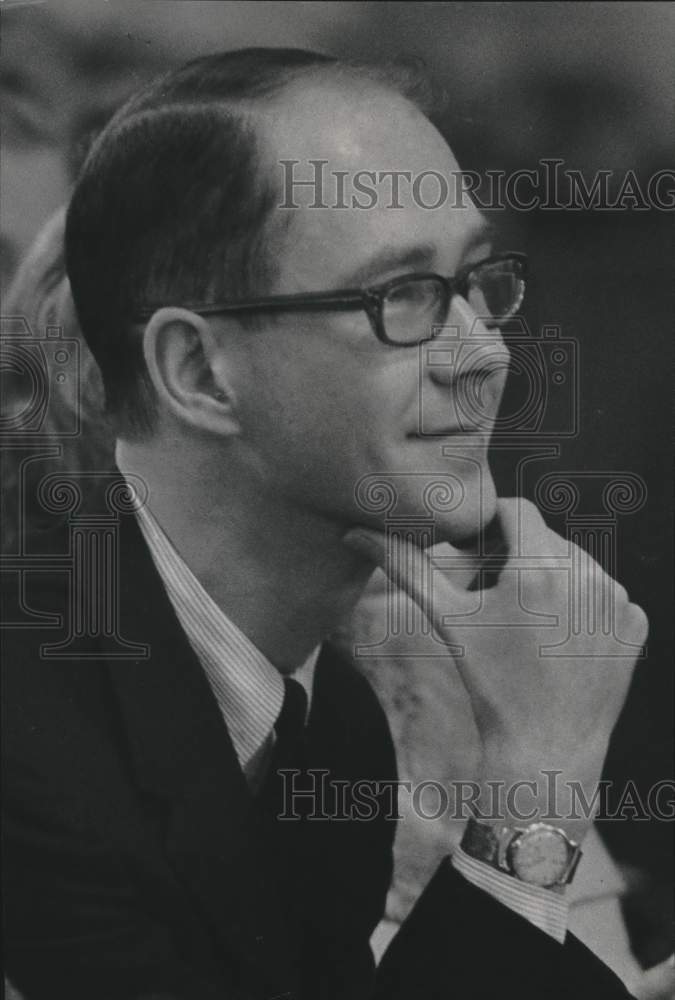 1962 Press Photo A man at Samuel Hart Galleries - Historic Images