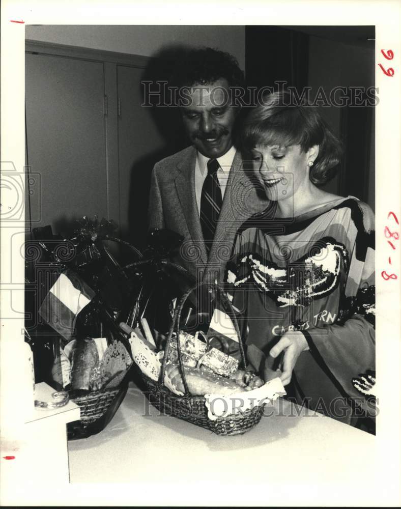 1984 Press Photo Bob Piro &amp; Diana Marshall serve an Italian feast in Houston- Historic Images