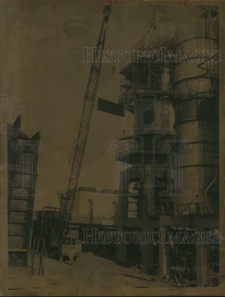 1961 Press Photo Reactor installation at Signal Oil & Gas Company, Houston Texas - Historic Images