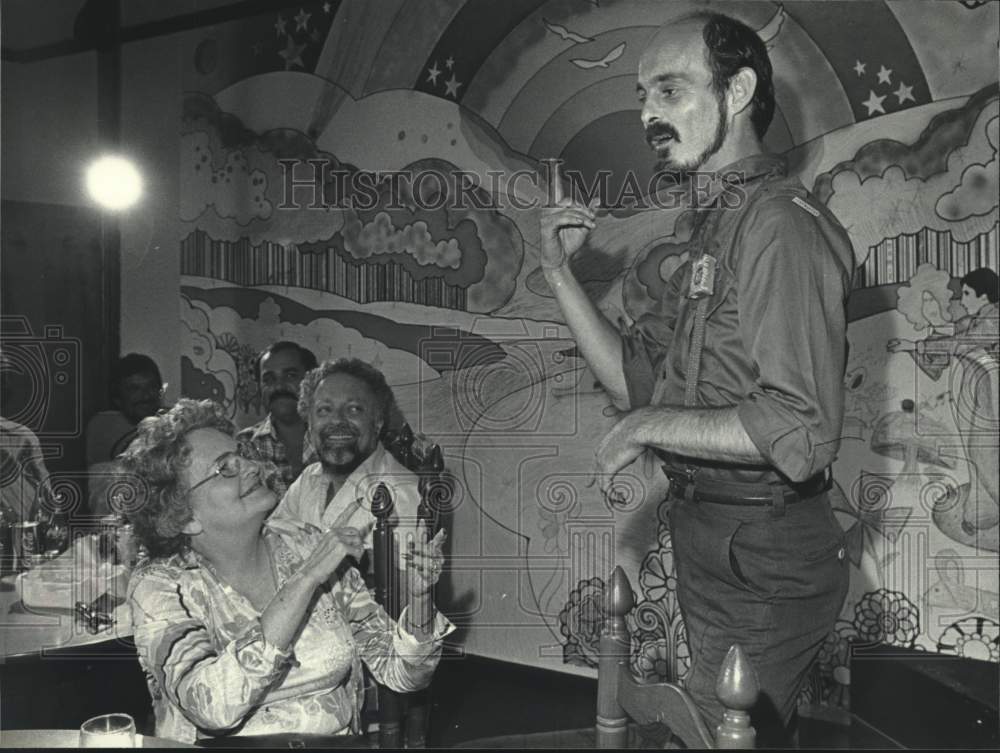 1979 Press Photo Van Gunn &quot;sings&quot; Love Is in the Air in sign language with mom- Historic Images