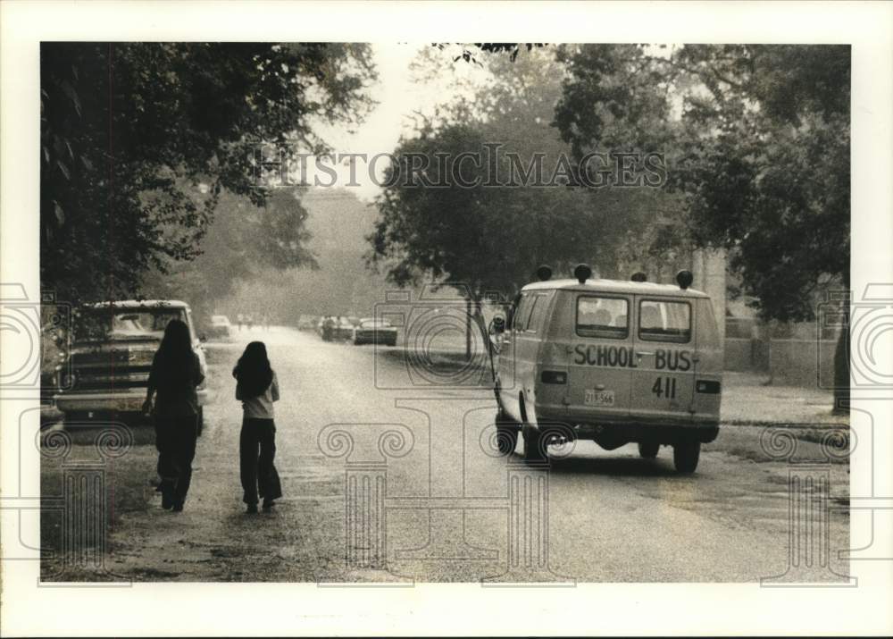 1975 Press Photo School Bus on the Way to Hogg Junior High School, Houston - Historic Images