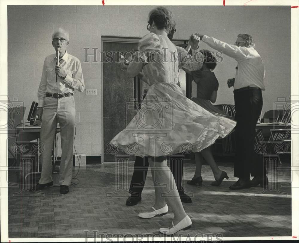 1983 Press Photo Square dance caller Red Porter sometimes calls difficult moves- Historic Images