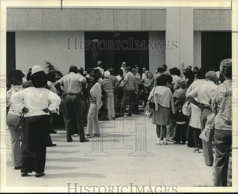 1974 Press Photo Citizens line up at Southern Pacific claims office after blast - Historic Images