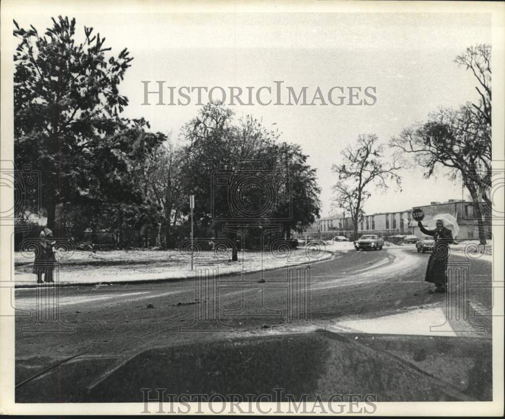 1969 Crossing guard at Spring Woods School in Houston snow - Historic Images