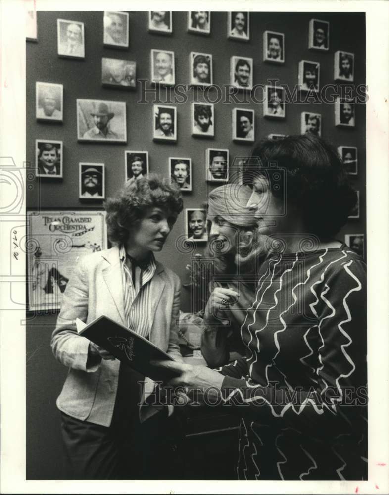 1981 Press Photo Women Looking Over the Menu for Texas Chamber Orchestra Benefit- Historic Images