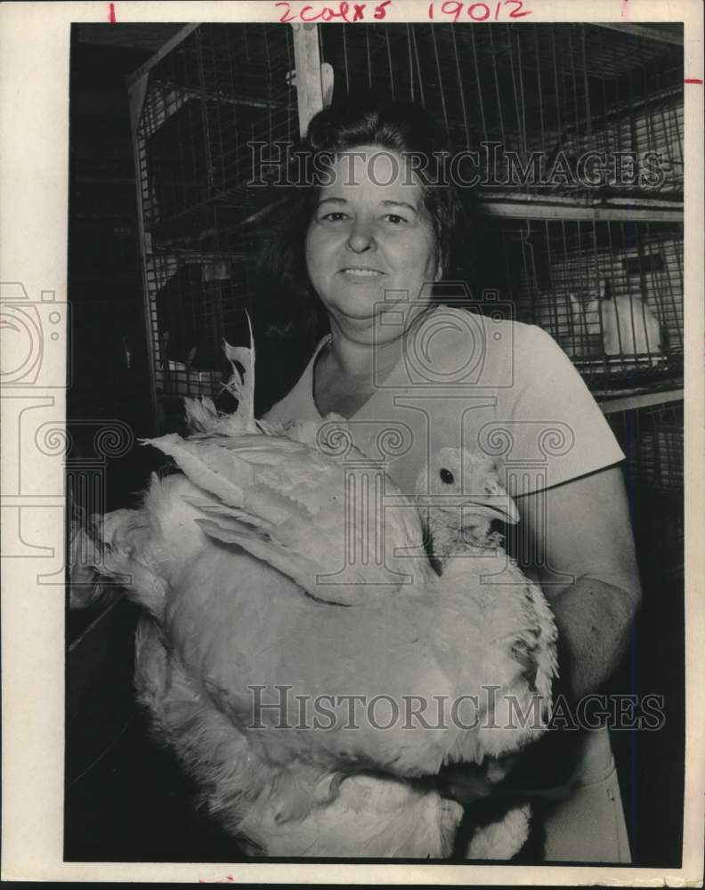 1969 Press Photo Eunice Lourey of Houston selects her Thanksgiving turkey - Historic Images