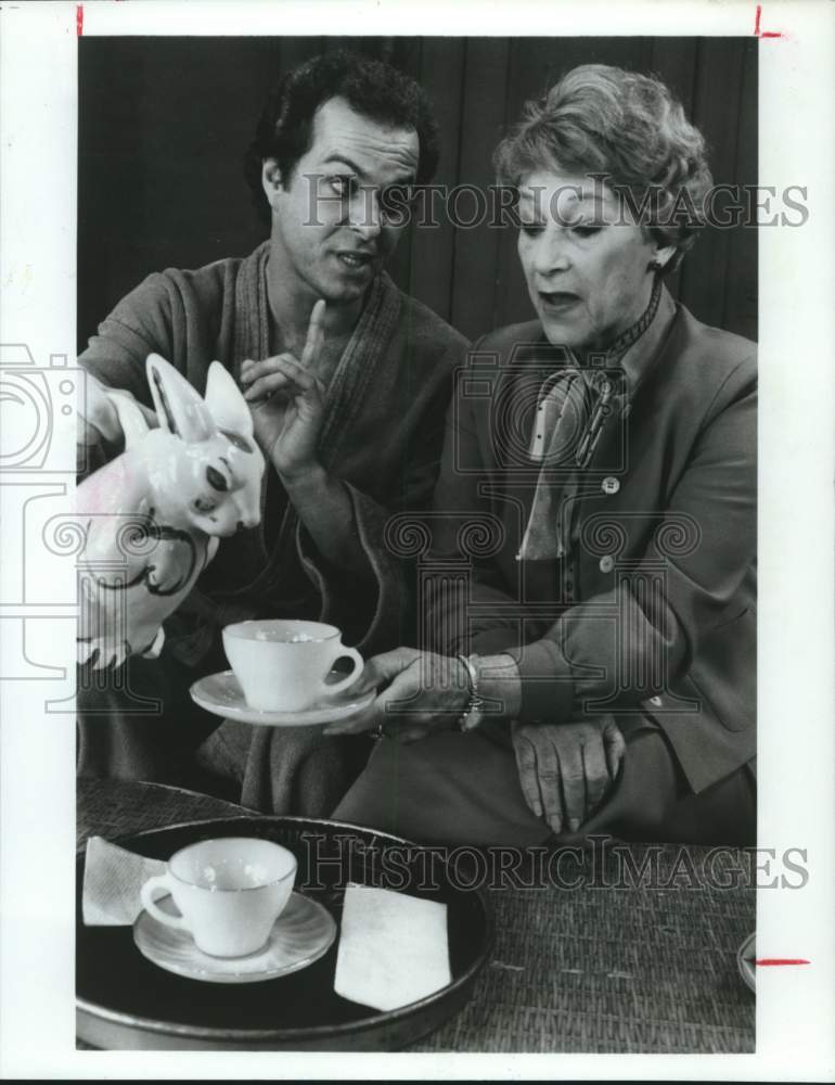 1984 Press Photo P.J. Benjamin, Thelma Lee in Scene From &quot;Torch Song Trilogy&quot;- Historic Images