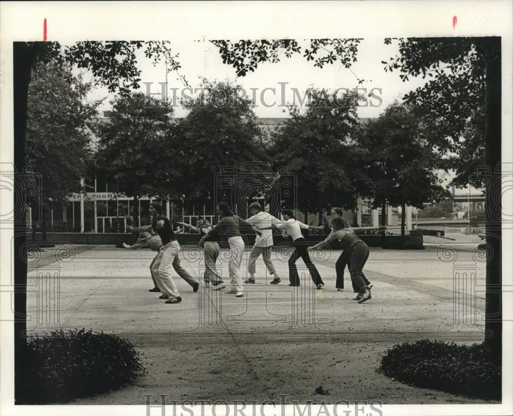 1978 Press Photo Members of Theatre Dance Unlimited in plaza near Jones Hall- Historic Images