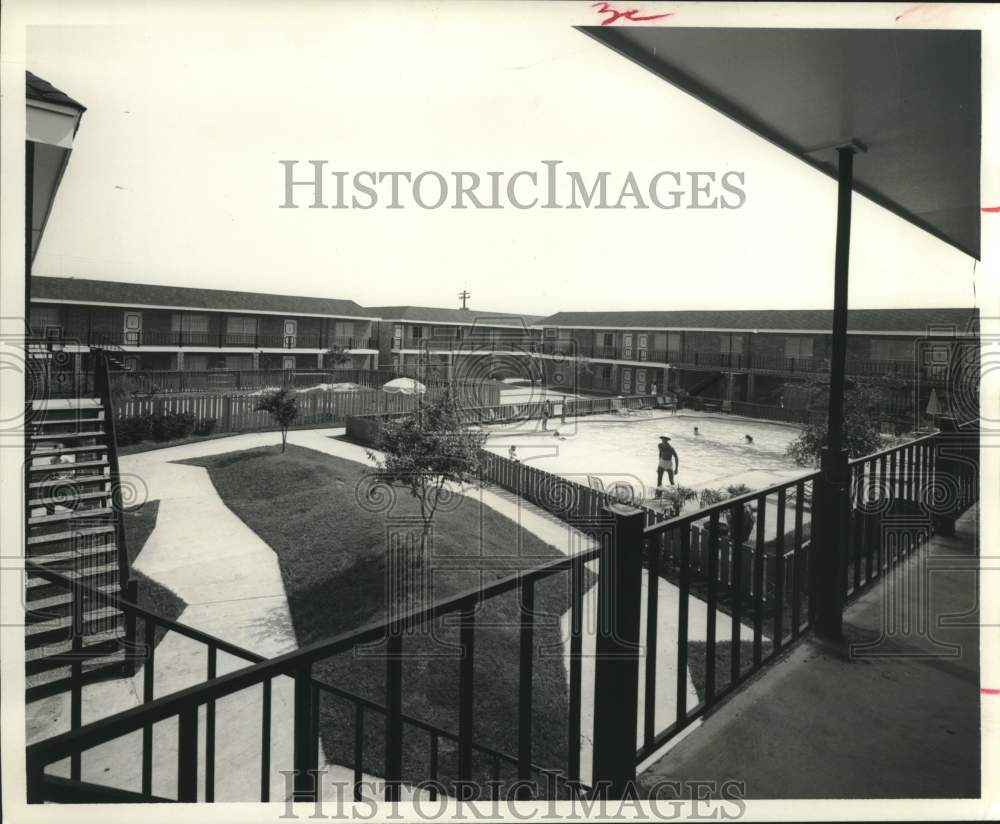 1966 Press Photo Storybook Apartments pool is fenced for protection of children- Historic Images