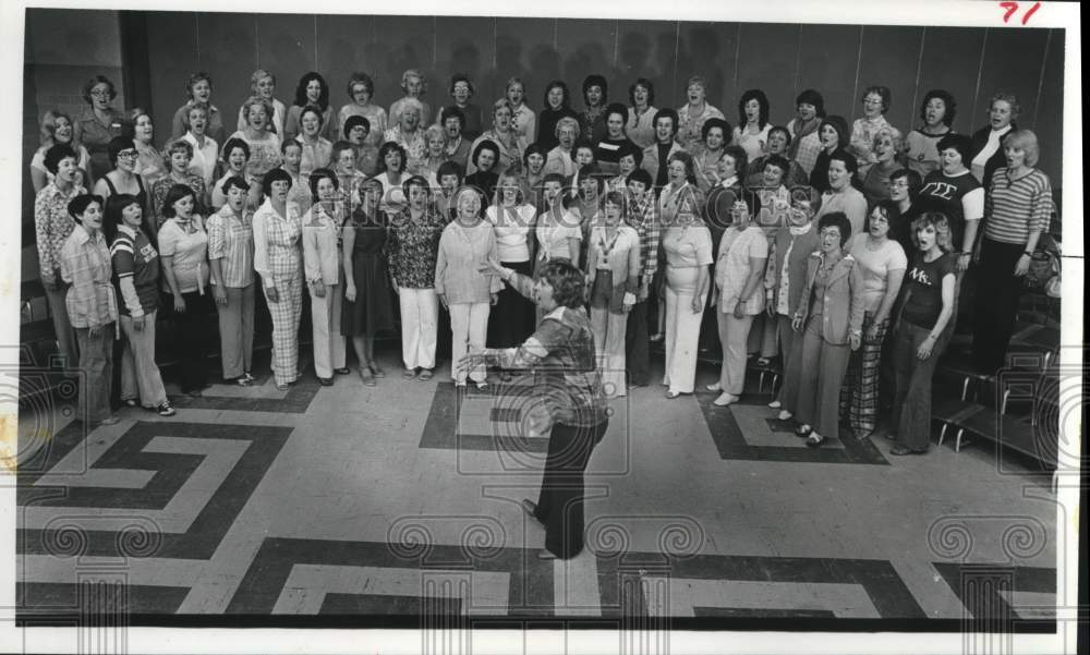 1977 Press Photo Houston&#39;s Sweet Adelines chorus at regional competition- Historic Images