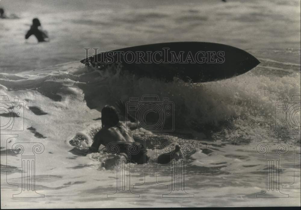 1974 Press Photo Crowded conditions make loose boards a danger to swimmers - Historic Images