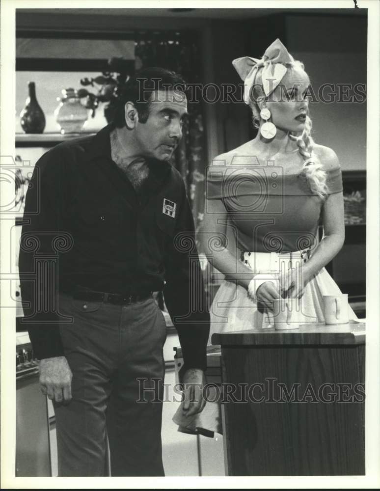 1987 Press Photo Dan Hedaya &amp; Jean Kasem, actors, in &quot;The Tortellis&quot; TV NBC show- Historic Images