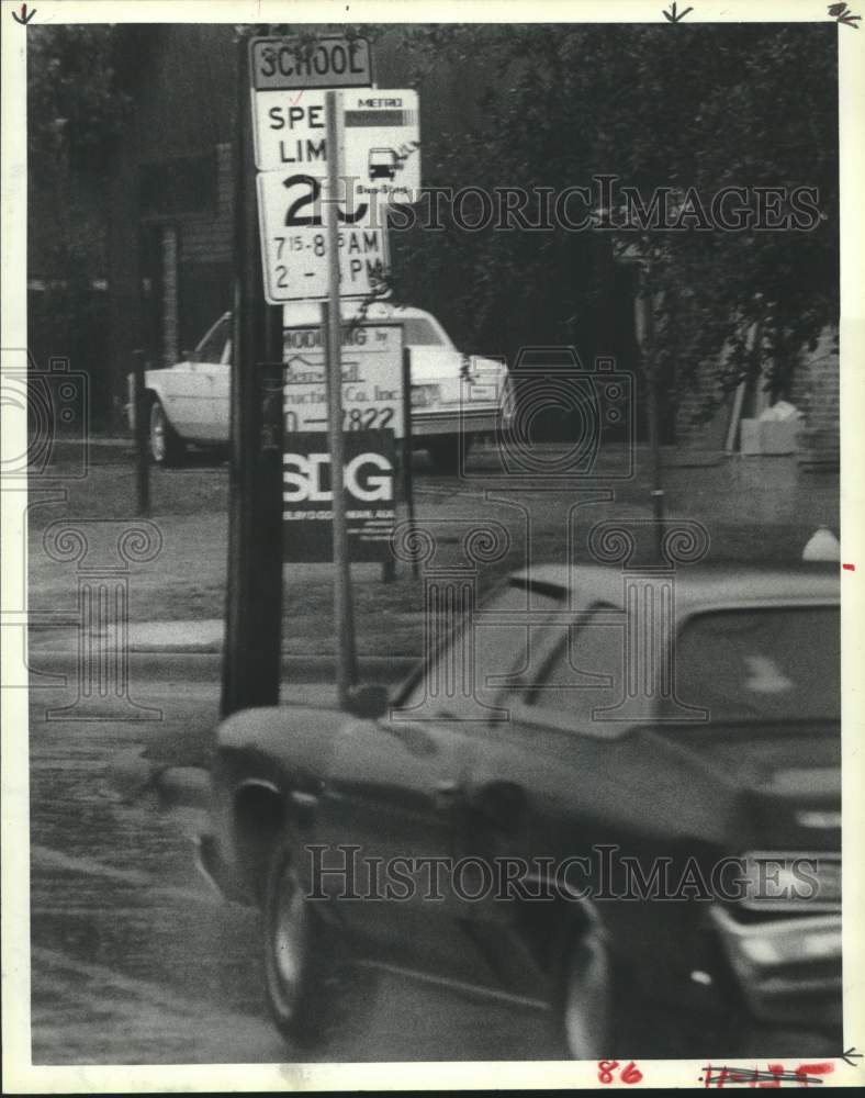 1984 Press Photo School Zone Sign Almost Invisible on Street in Houston, Texas- Historic Images