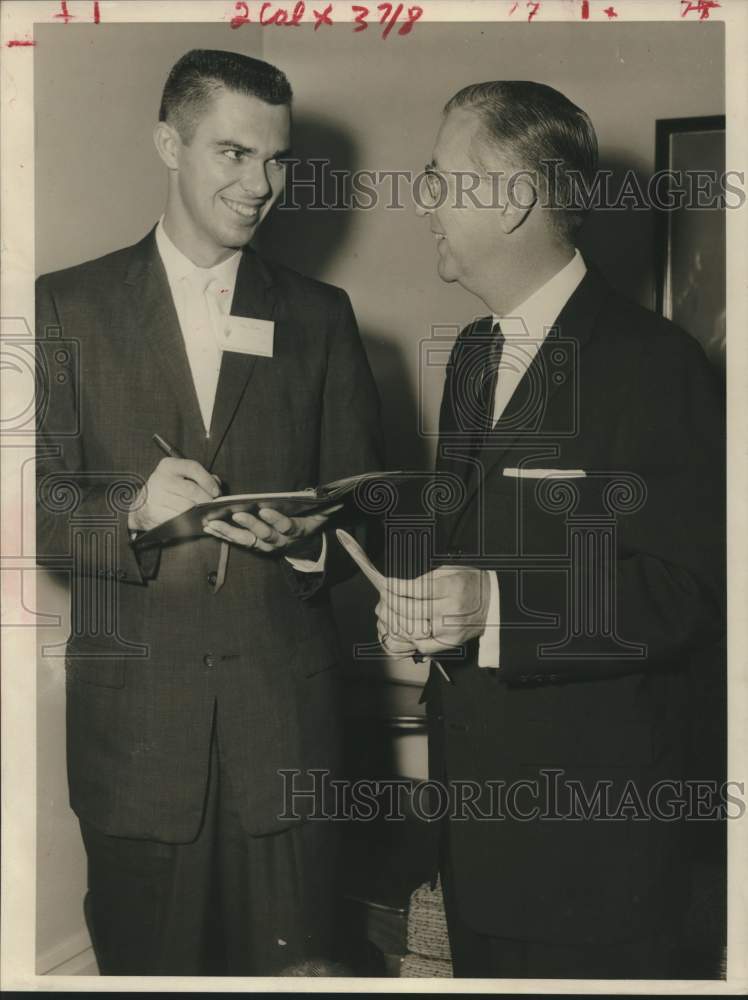 1958 Press Photo Mell Plunk &amp; W.F. Howard of Baptist Student Union, Houston, TX - Historic Images