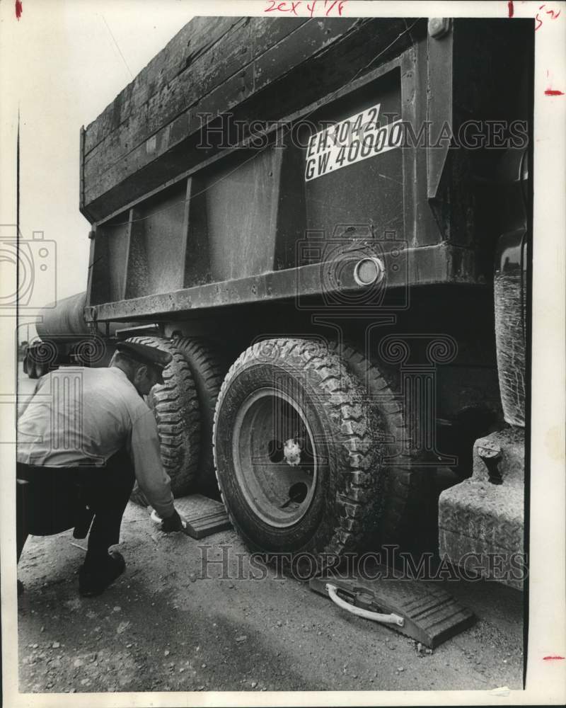 1969 Press Photo Patrolman K.C. Knapp Weighing Truck in Houston, Texas - Historic Images