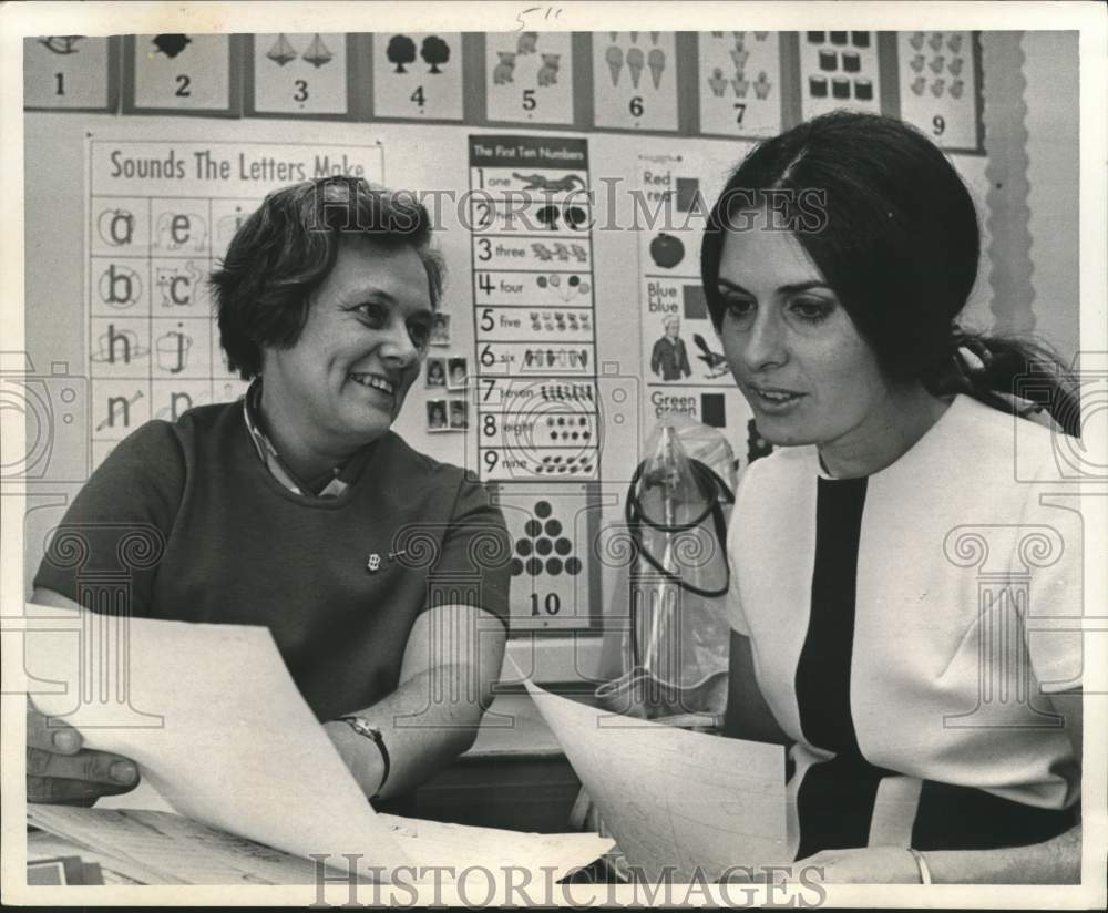 1970 Houston Teacher Joan Hardulak With Parent Mrs. Edward Stanton - Historic Images