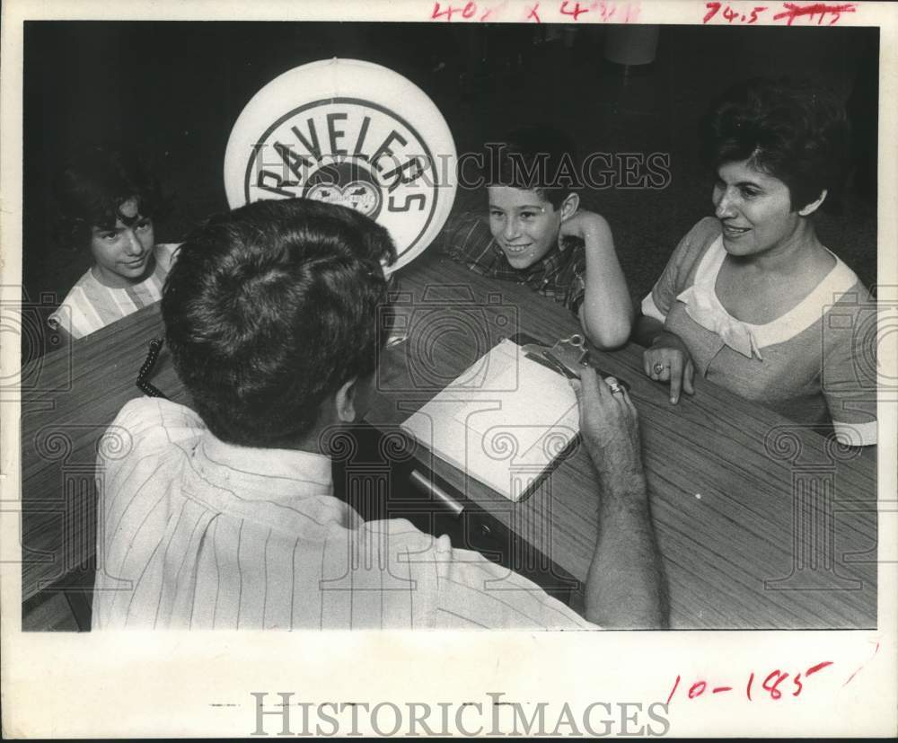 1967 Elvia Maldonado and children get help at Houston Travelers Aid - Historic Images