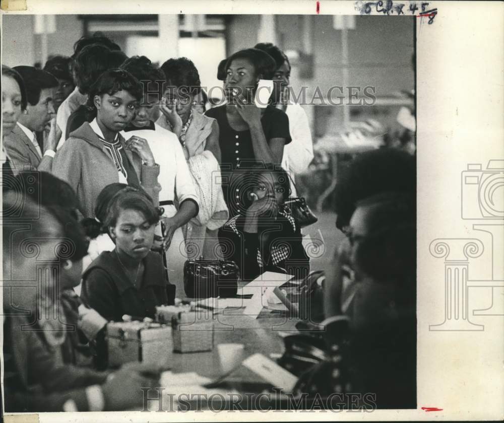 1970 Press Photo Students line up at the Houston Power Co. table at the job fair - Historic Images