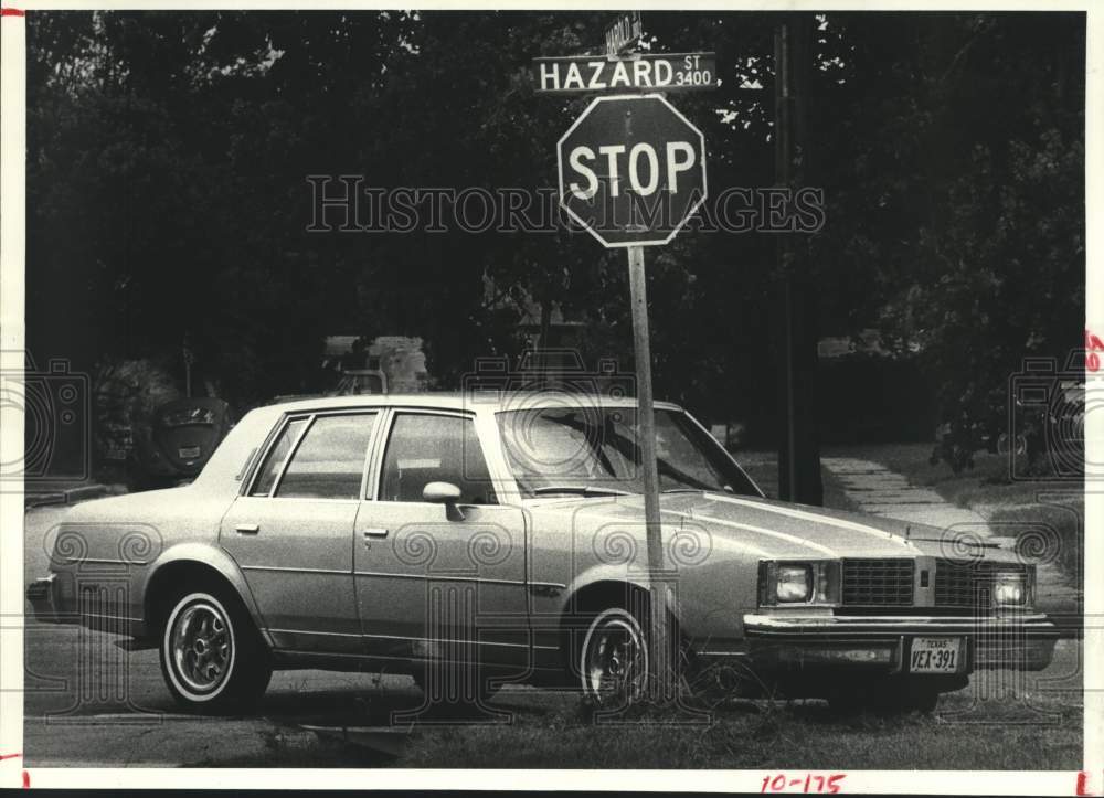 1980 Press Photo Car at corner of Hazard and Harold Streets, Houston, Texas- Historic Images