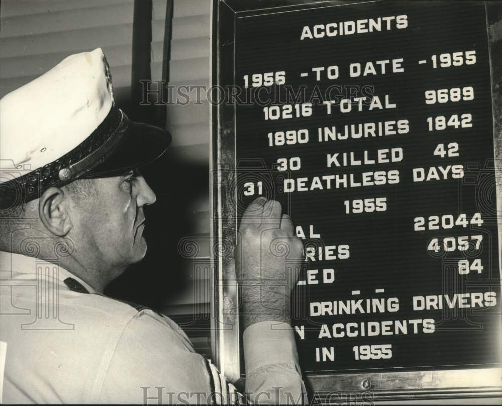 1956 Press Photo Sergeant J.J. Easter updates traffic statistics board Houston- Historic Images