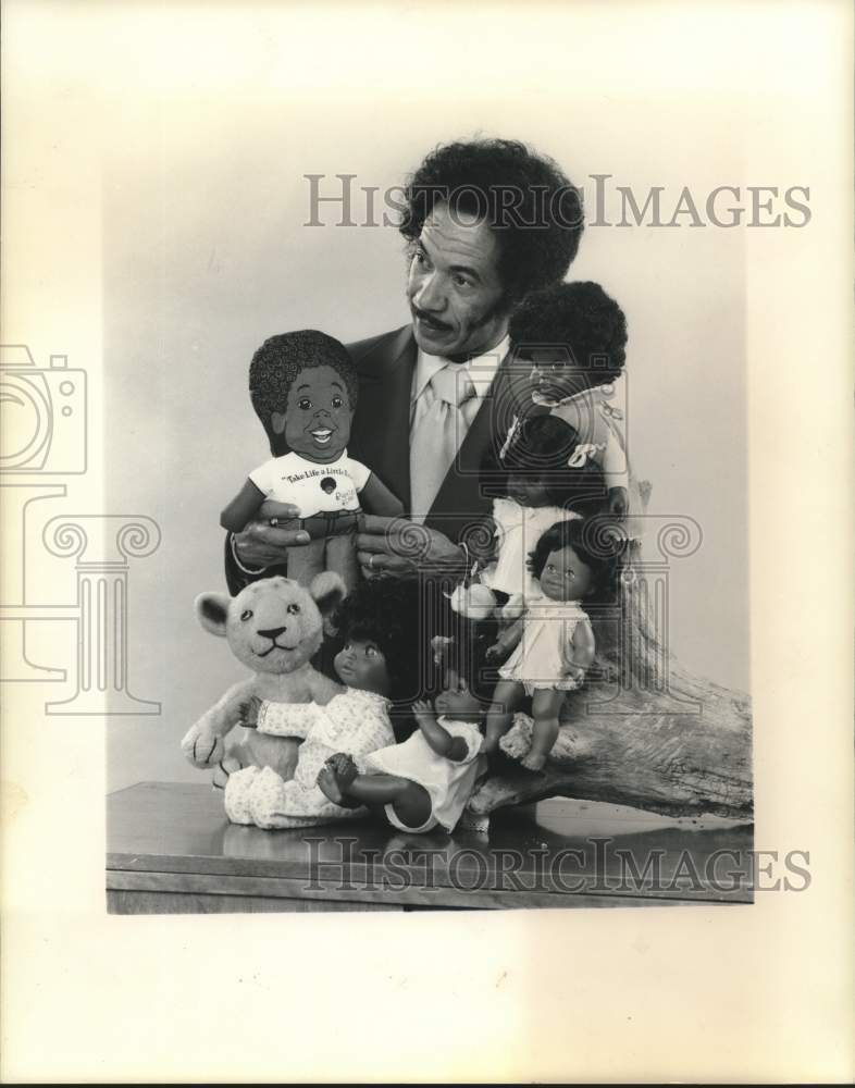 1971 Press Photo Man displays black dolls, toys - hca57569- Historic Images