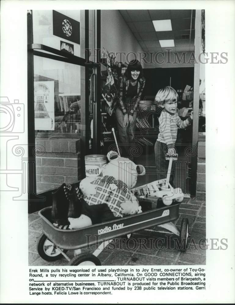 1978 Press Photo Erek Mills Brings Toys to Recycling Center, Albany California- Historic Images