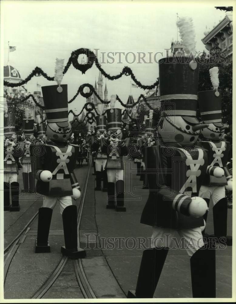 1986 Press Photo Wooden Soldier Band in Disney World Christmas parade in Florida- Historic Images