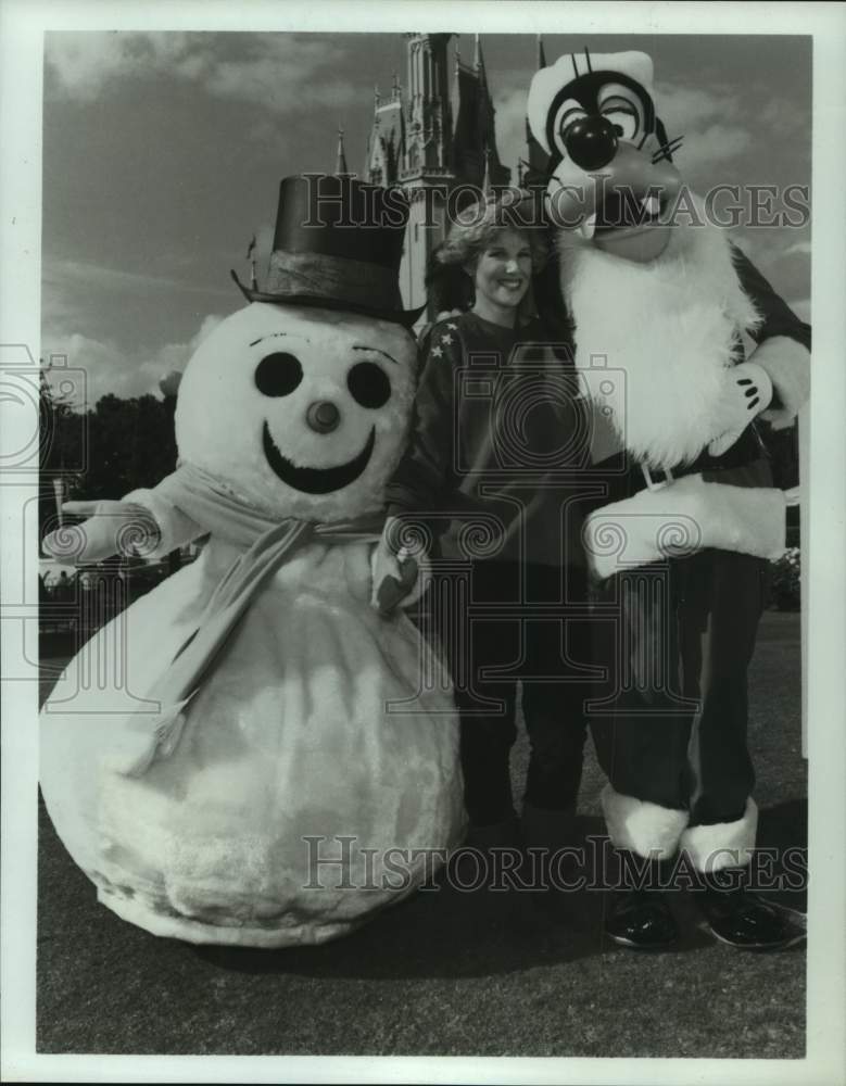 1985 Press Photo Walt Disney World Christmas parade characters with Joan Lunden- Historic Images