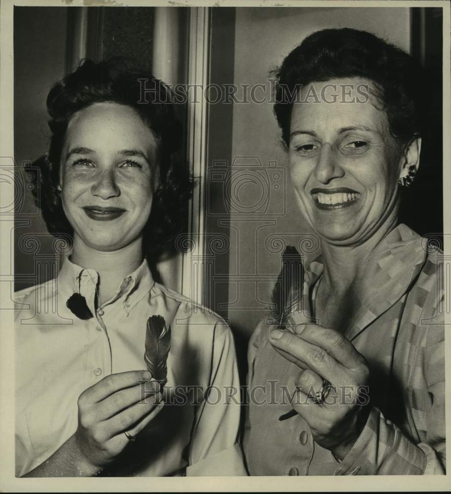 1960 Press Photo Patty Miller &amp; Mrs. George Clark of Houston Volunteer Services- Historic Images