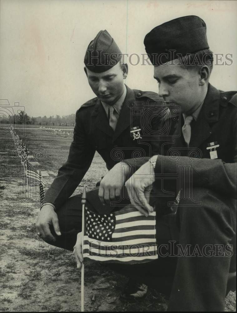 1966 Press Photo Pfc.&#39;s Steven Besch and James Smith On Veterans Day, Houston- Historic Images