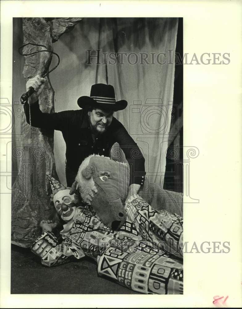 1983 Press Photo &quot;Clown Out West&quot;, Play for Children at Southwest Houston, Texas- Historic Images