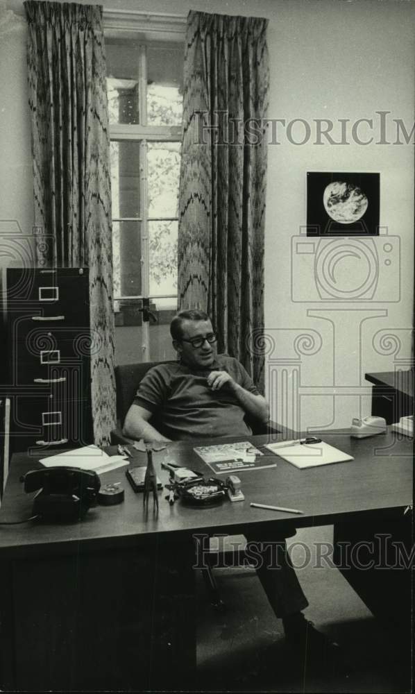 1969 Press Photo Friedrich Horz of Germany in his office in West Mansion- Historic Images