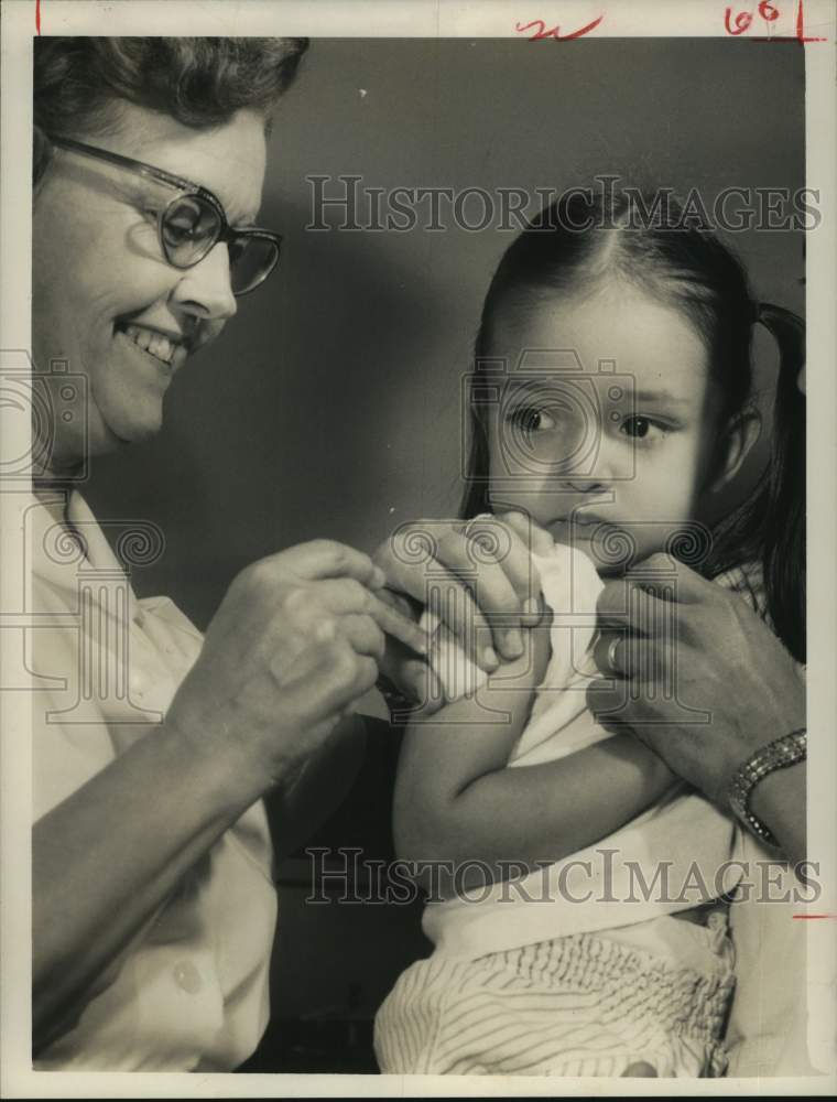 1964 Press Photo Anna Maria Blanco eyes Nurse Before Inoculation in Houston- Historic Images