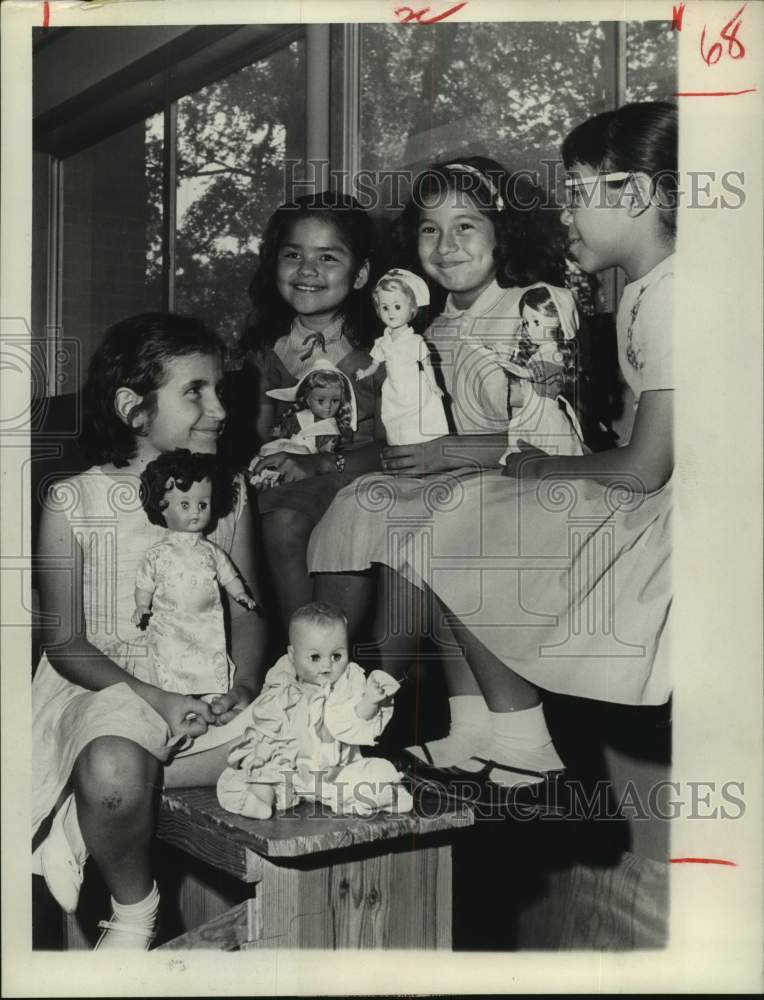 1964 Press Photo Members of Doll Club at Wesley House in Houston, Texas- Historic Images