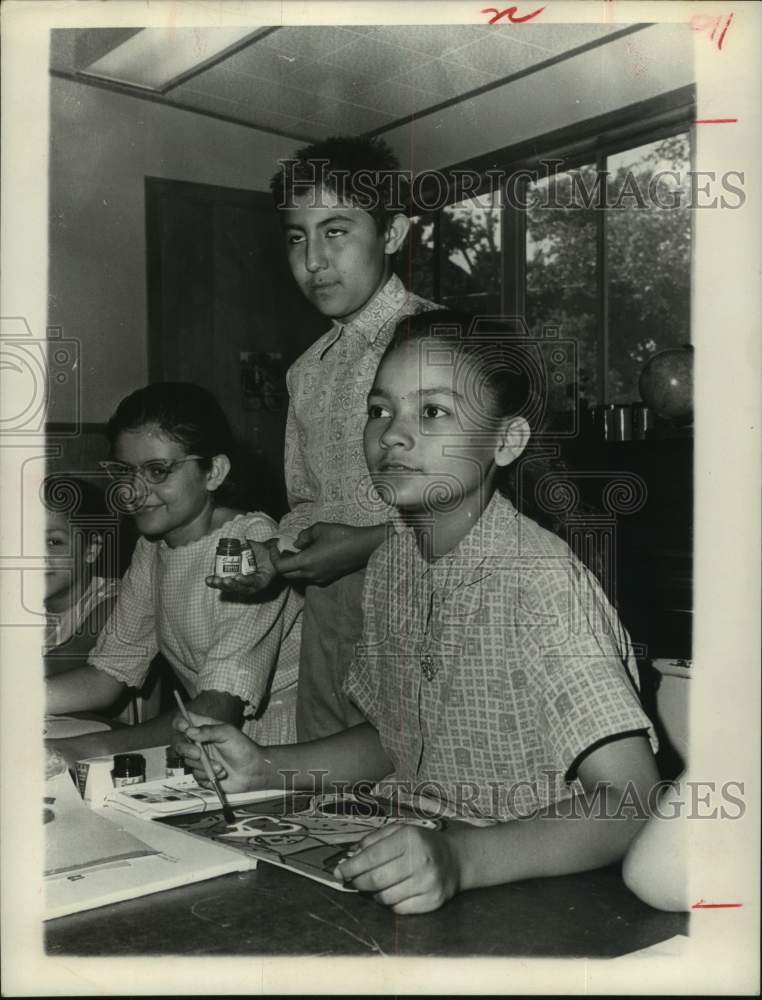 1964 Press Photo Monica Salvadore and Hector Flores in Art Class in Houston- Historic Images